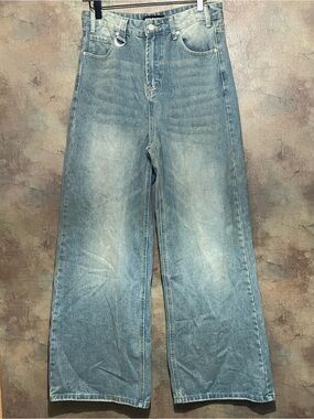Men’s Wide-Leg Jeans in Light Blue Wash